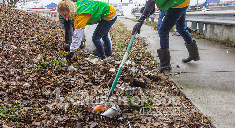 WMSCOG, World Mission Society Church of God, volunteers, volunteerism, cleanup, neighborhood, Louisville, Kentucky, KY, Christian, waste, litter, debris, trash, garbage, South Hurstbourne Parkway, S Hurstbourne Pkwy