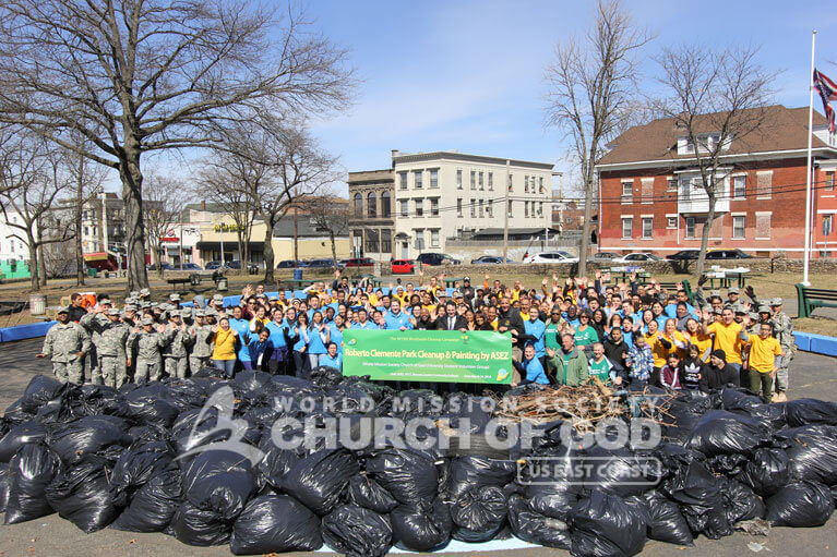 Group photo of 150 volunteers after the ASEZ cleanup at Roberto Clemente Park.