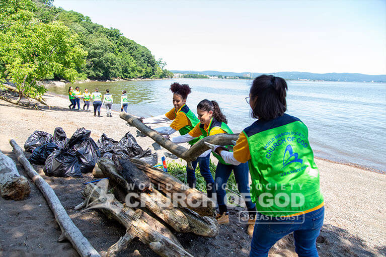 ASEZ WAO volunteers working in unity to clean the beach at Haverstraw Beach State Park.