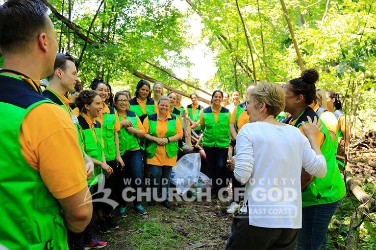 Assemblywoman Aileen Gunther expressing her thanks to ASEZ WAO volunteers for their hard work in cleaning the Heritage Trail.