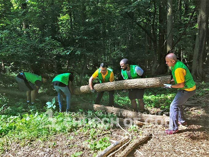 ASEZ WAO volunteers laying down mulch at the Thomas Edison Center
