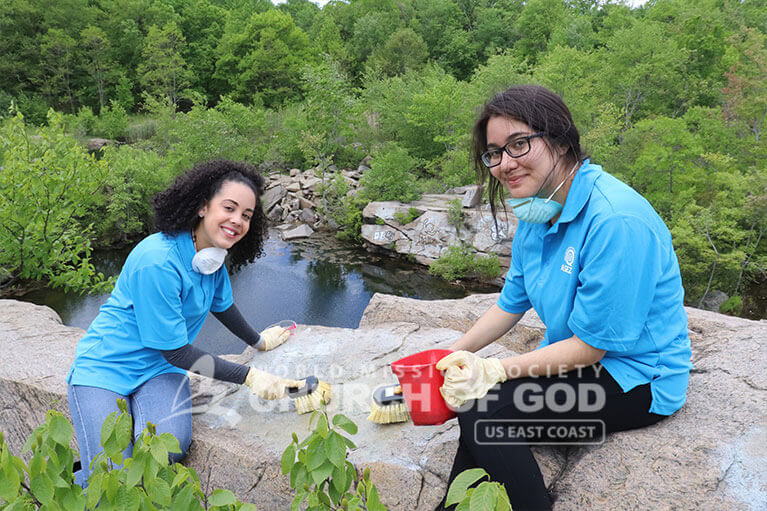 Volunteers from ASEZ removing graffiti at the Cranberry Lake Preserve
