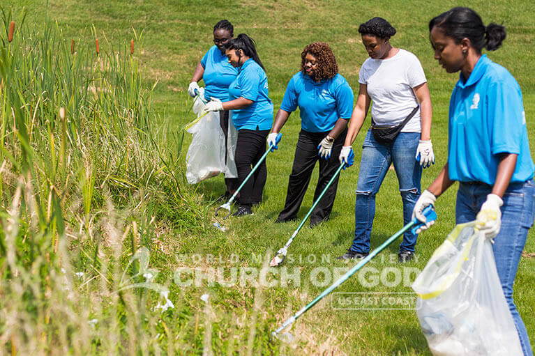 ASEZ volunteers working together to remove trash from Mt. Pleasant Park in Maryland.
